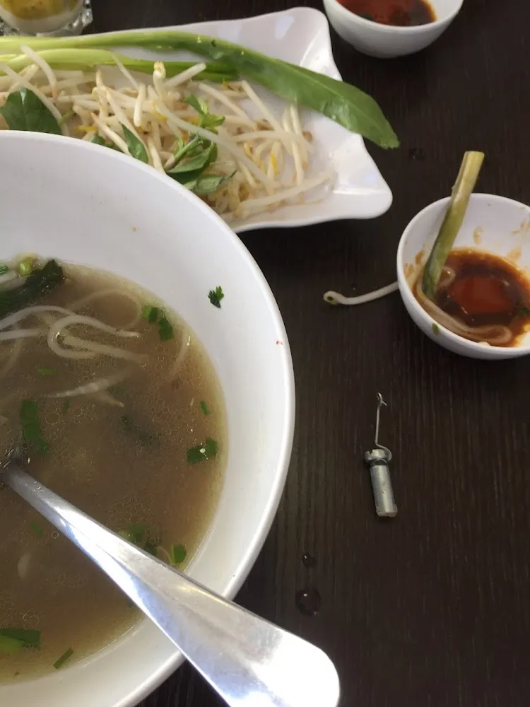 Pho Avec Un Clou En Métal Dans la Soupe